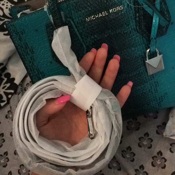 Michael Kors messenger purse - Picture 4 of 5